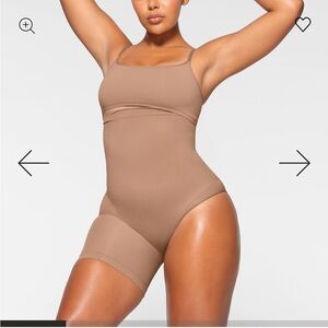 SKIMS SEAMLESS SCULPT SOLUTION
SHORT LEFT LEG EXPOSED